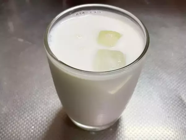 「混ぜるだけでラッシー風！ カルピス牛乳割りが手軽すぎてクセになる」の画像