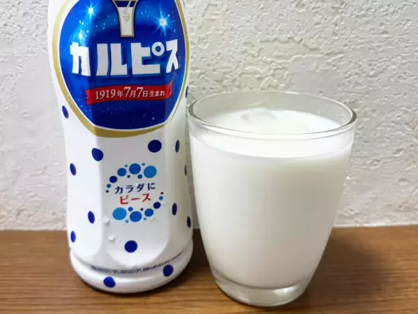 「混ぜるだけでラッシー風！ カルピス牛乳割りが手軽すぎてクセになる」の画像