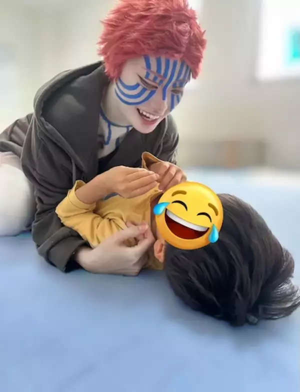 職場のハロウィンに猗窩座降臨！ レイヤーの“ガチ仮装”に子ども熱狂