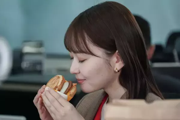 「朝マック新TVCMに12年ぶり「マックグリドル」　岡田准一＆山田杏奈コンビが朝から“自分を甘やかす”」の画像