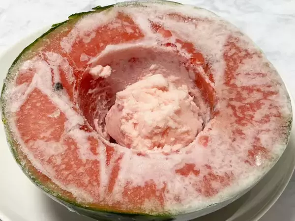 「材料は2つだけ！海外SNSで大バズり中の「冷凍スイカアイス」に挑戦」の画像