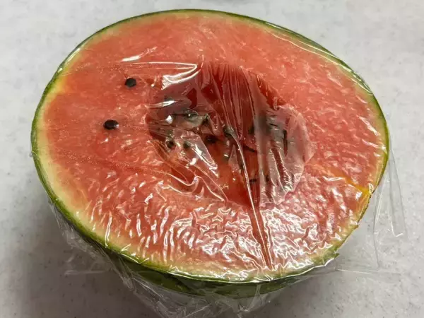 「材料は2つだけ！海外SNSで大バズり中の「冷凍スイカアイス」に挑戦」の画像