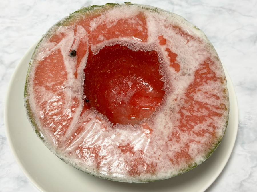 材料は2つだけ！海外SNSで大バズり中の「冷凍スイカアイス」に挑戦
