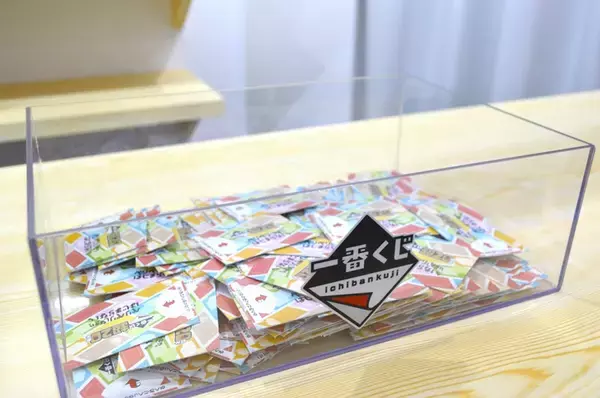 「JR品川駅中央改札内に「超一番くじんじゃ」が出現！くじもペリペリめくれるぞ！」の画像