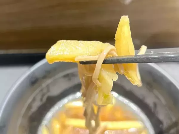 「フライドポテト×そば！？ひっそり復活していた富士そばの珍メニューを実食」の画像