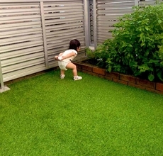 畑を見守る「ちっちゃいベテラン」　1歳児の後ろ姿が貫禄ありすぎ