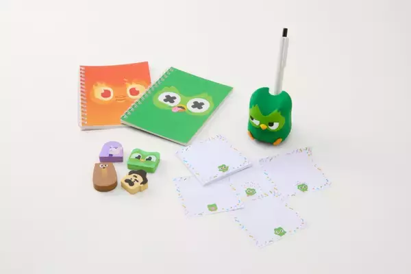 「「Duolingo」がコンビニに？　渋谷に期間限定ポップアップストア「DUOMART」オープンへ」の画像