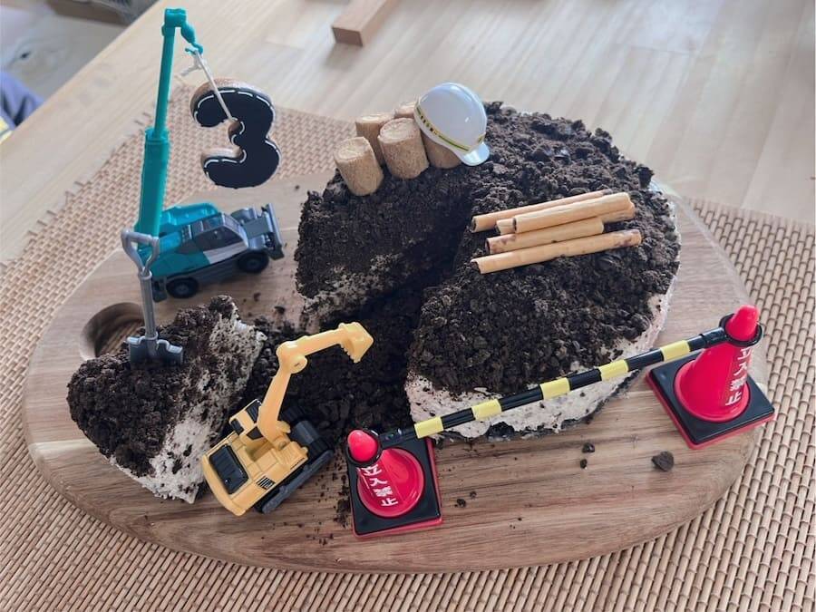ケーキの上は只今工事中！3歳のわが子に作った「工事現場ケーキ」が楽しそう