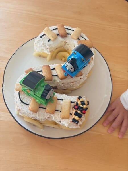 ケーキの上は只今工事中！3歳のわが子に作った「工事現場ケーキ」が楽しそう