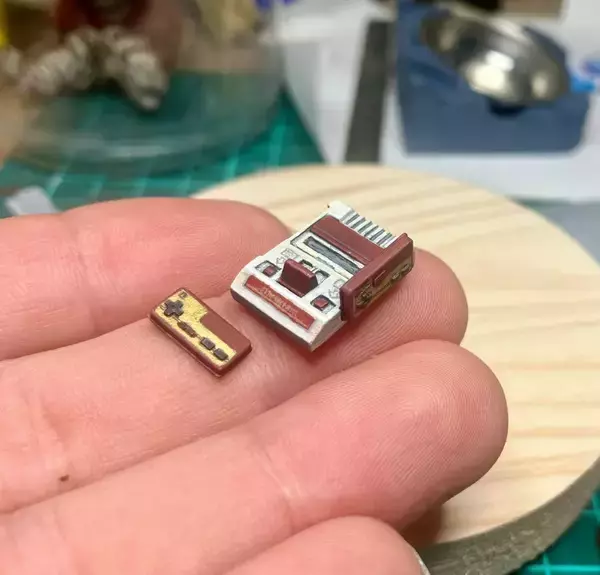 プラ板から削り出されたミニチュアのファミコン　初期型仕様にゲーマーたちもニッコリ