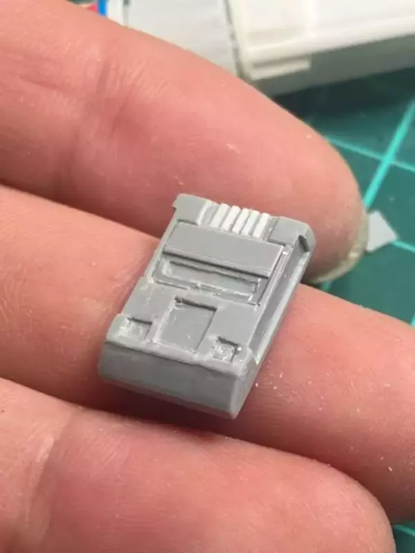 「プラ板から削り出されたミニチュアのファミコン　初期型仕様にゲーマーたちもニッコリ」の画像