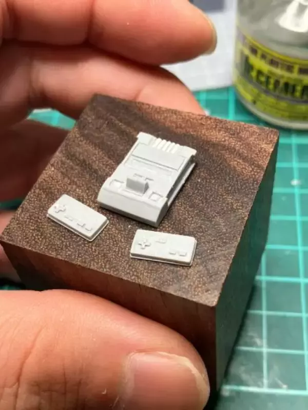 「プラ板から削り出されたミニチュアのファミコン　初期型仕様にゲーマーたちもニッコリ」の画像