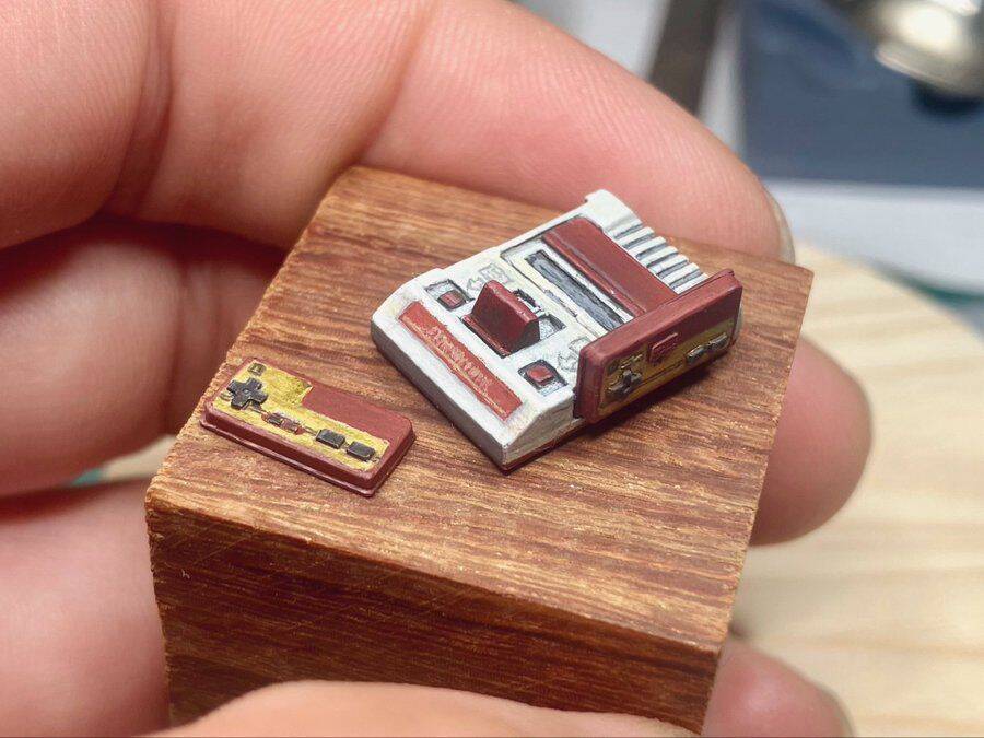 プラ板から削り出されたミニチュアのファミコン　初期型仕様にゲーマーたちもニッコリ