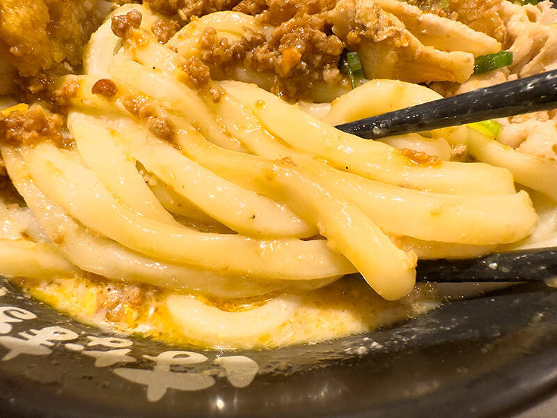 総重量1キロ！ はなまるうどん「爆担々」は意外にも軽やかな食べ口？ 巨漢記者が実食