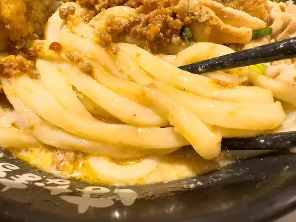 「総重量1キロ！ はなまるうどん「爆担々」は意外にも軽やかな食べ口？ 巨漢記者が実食」の画像