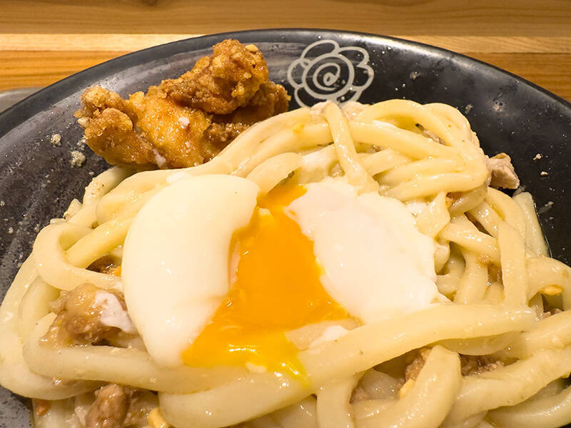 総重量1キロ！ はなまるうどん「爆担々」は意外にも軽やかな食べ口？ 巨漢記者が実食