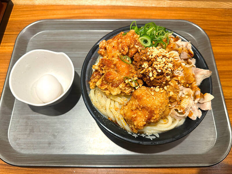 総重量1キロ！ はなまるうどん「爆担々」は意外にも軽やかな食べ口？ 巨漢記者が実食