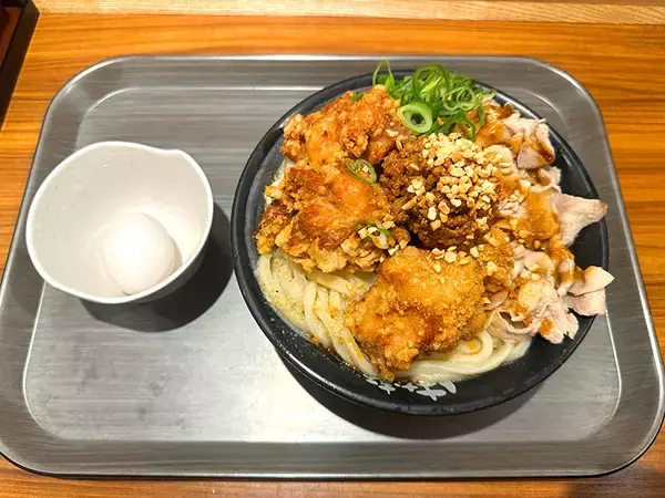 「総重量1キロ！ はなまるうどん「爆担々」は意外にも軽やかな食べ口？ 巨漢記者が実食」の画像