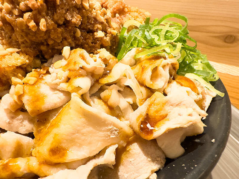 総重量1キロ！ はなまるうどん「爆担々」は意外にも軽やかな食べ口？ 巨漢記者が実食