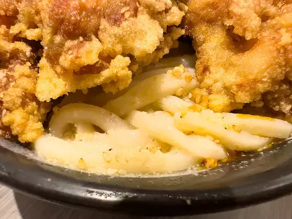 「総重量1キロ！ はなまるうどん「爆担々」は意外にも軽やかな食べ口？ 巨漢記者が実食」の画像