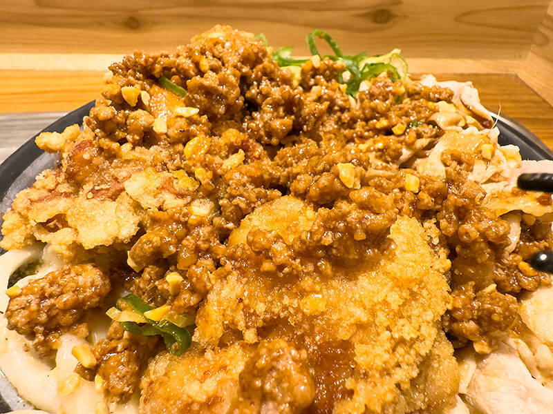 総重量1キロ！ はなまるうどん「爆担々」は意外にも軽やかな食べ口？ 巨漢記者が実食