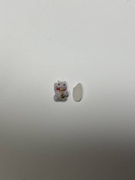 どうやって編むの……？人の手が成し遂げた“米粒大の編みぐるみ”がすごすぎる