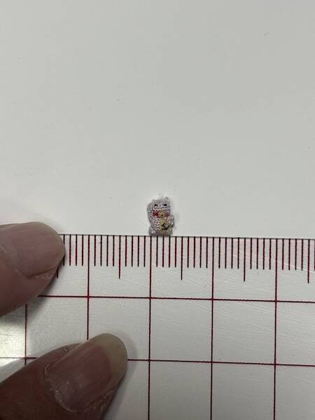 どうやって編むの……？人の手が成し遂げた“米粒大の編みぐるみ”がすごすぎる