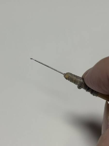 どうやって編むの……？人の手が成し遂げた“米粒大の編みぐるみ”がすごすぎる