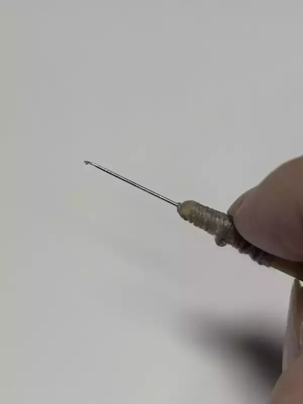 「どうやって編むの……？人の手が成し遂げた“米粒大の編みぐるみ”がすごすぎる」の画像