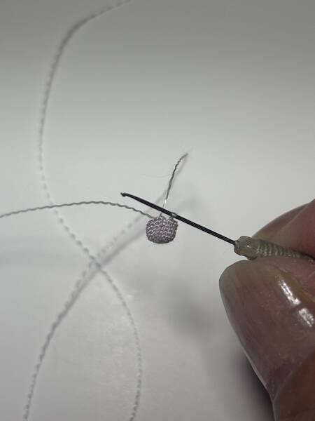 どうやって編むの……？人の手が成し遂げた“米粒大の編みぐるみ”がすごすぎる