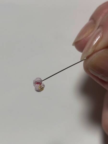 どうやって編むの……？人の手が成し遂げた“米粒大の編みぐるみ”がすごすぎる
