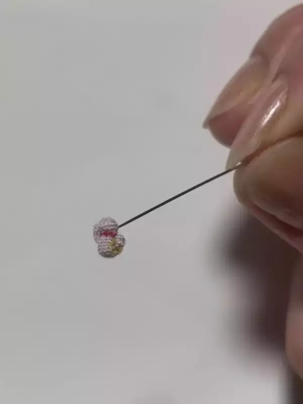 「どうやって編むの……？人の手が成し遂げた“米粒大の編みぐるみ”がすごすぎる」の画像