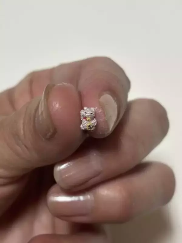 「どうやって編むの……？人の手が成し遂げた“米粒大の編みぐるみ”がすごすぎる」の画像
