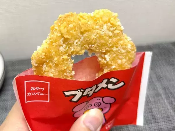 「これは「トン・デ・リング」？　セブンのリング型チキンを食べたら意外な発見」の画像