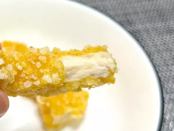 「これは「トン・デ・リング」？　セブンのリング型チキンを食べたら意外な発見」の画像