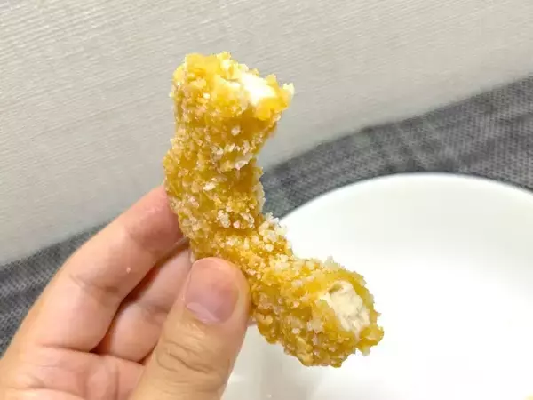 「これは「トン・デ・リング」？　セブンのリング型チキンを食べたら意外な発見」の画像