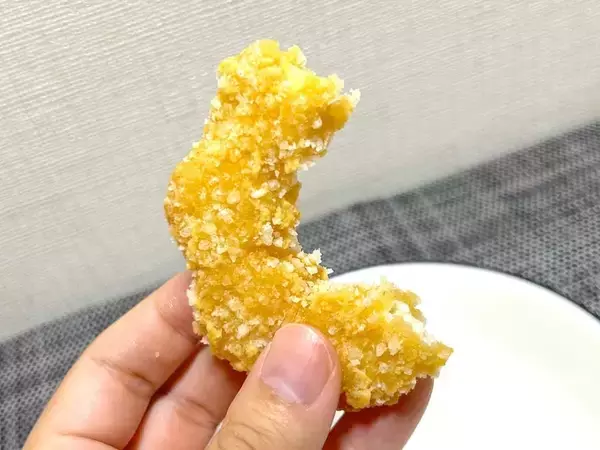 「これは「トン・デ・リング」？　セブンのリング型チキンを食べたら意外な発見」の画像
