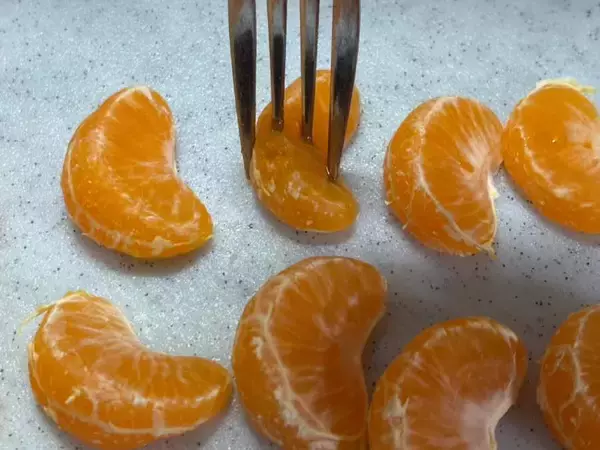 「SNSでバズった「炭酸みかん」作ってみた　みかんがシュワシュワの新食感デザートに」の画像