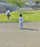 「逆、逆〜！晴れた日の公園で遊ぶ父と息子の”逆転現象”が微笑ましくなる」の画像1