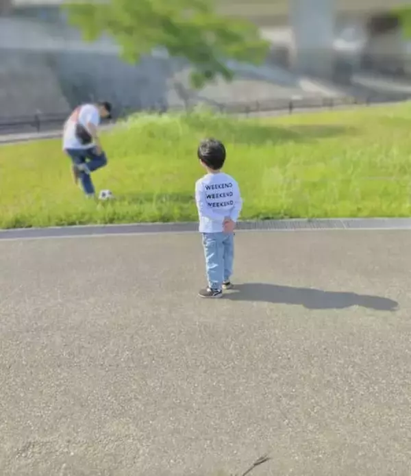 逆、逆〜！晴れた日の公園で遊ぶ父と息子の”逆転現象”が微笑ましくなる