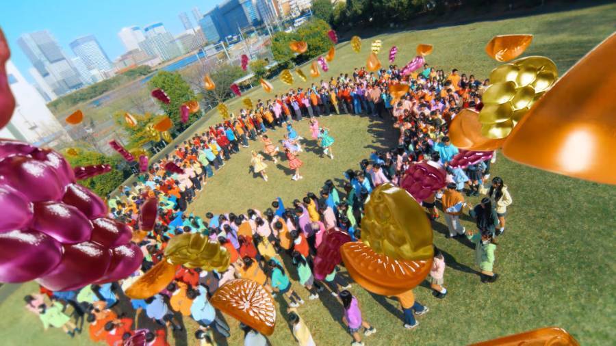 FRUITS ZIPPER、390人のファンと初共演　明治「果汁グミ」新WEBCM公開