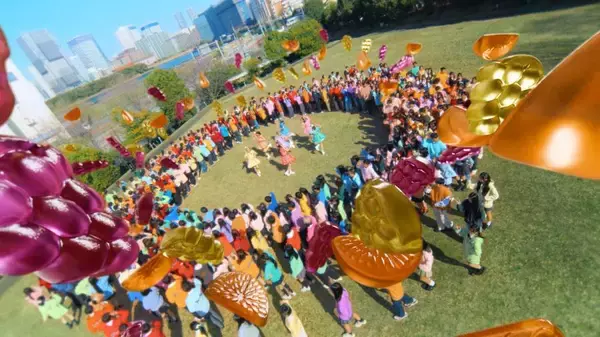 「FRUITS ZIPPER、390人のファンと初共演　明治「果汁グミ」新WEBCM公開」の画像