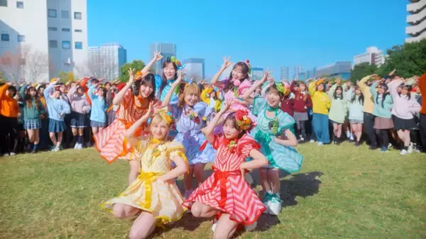 「FRUITS ZIPPER、390人のファンと初共演　明治「果汁グミ」新WEBCM公開」の画像