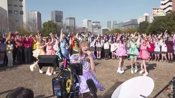 「FRUITS ZIPPER、390人のファンと初共演　明治「果汁グミ」新WEBCM公開」の画像