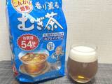 「麦茶がビールそっくりに変身　伊藤園の「泡ふわむぎ茶」を実際に作ってみた」の画像1