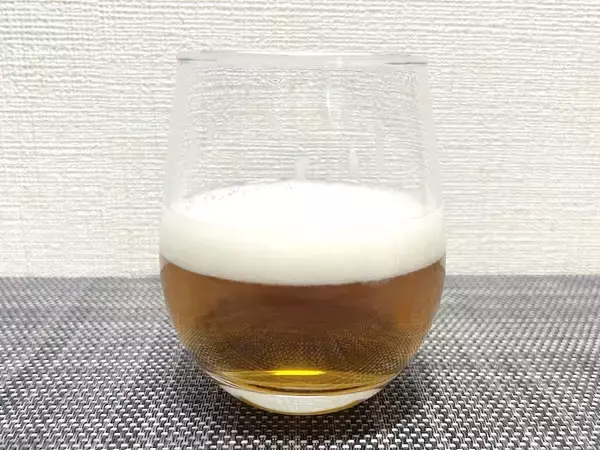 「麦茶がビールそっくりに変身　伊藤園の「泡ふわむぎ茶」を実際に作ってみた」の画像