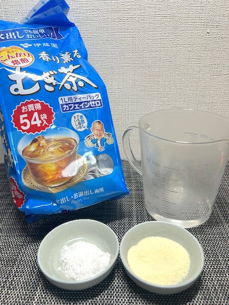 麦茶がビールそっくりに変身　伊藤園の「泡ふわむぎ茶」を実際に作ってみた