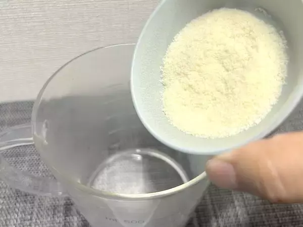 「麦茶がビールそっくりに変身　伊藤園の「泡ふわむぎ茶」を実際に作ってみた」の画像