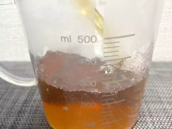 「麦茶がビールそっくりに変身　伊藤園の「泡ふわむぎ茶」を実際に作ってみた」の画像