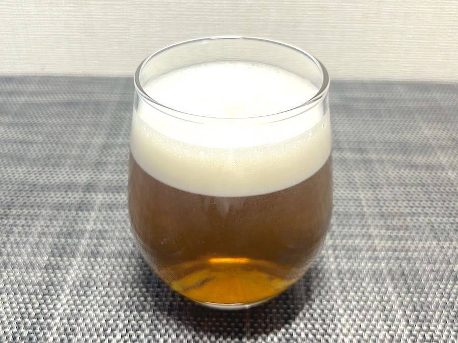 麦茶がビールそっくりに変身　伊藤園の「泡ふわむぎ茶」を実際に作ってみた